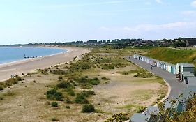 Spacious Caravan For Hire With Decking By The Beach In Suffolk Ref 40094Nd